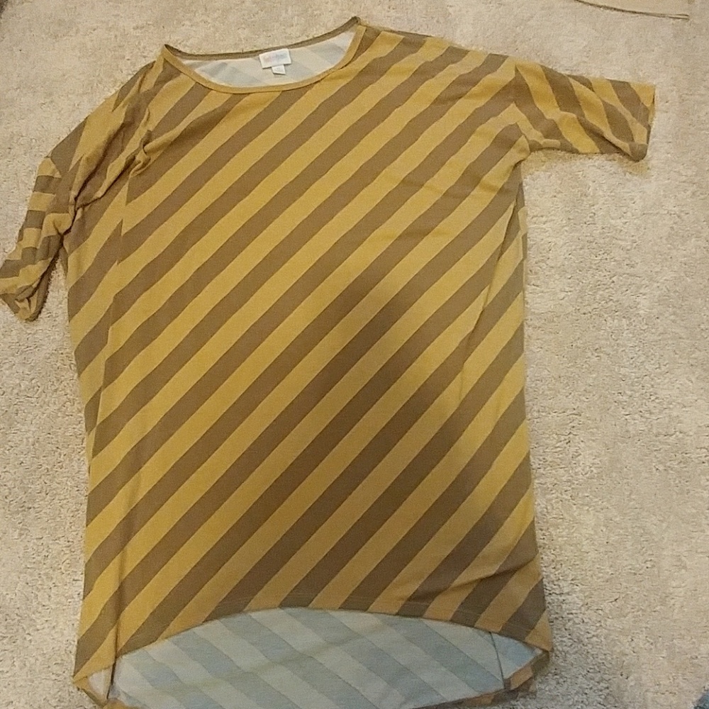 Lularoe Hi low tee shirt runs large