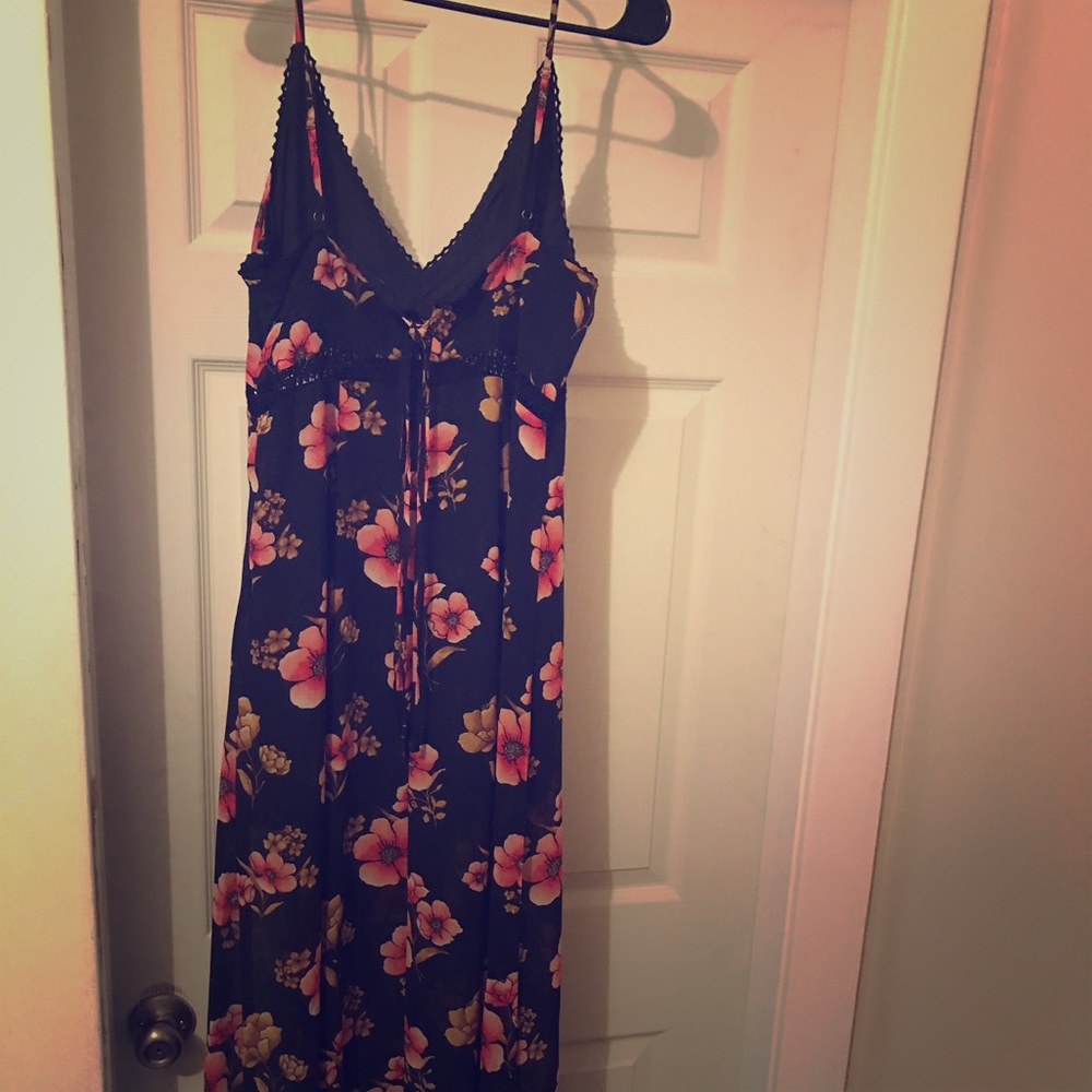 maxi dress never worn. Fits like a medium.