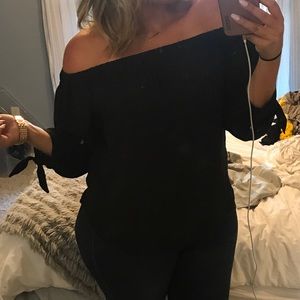Off the shoulder Express with tie sleeves
