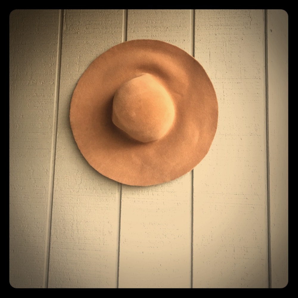 Beige felt hat .