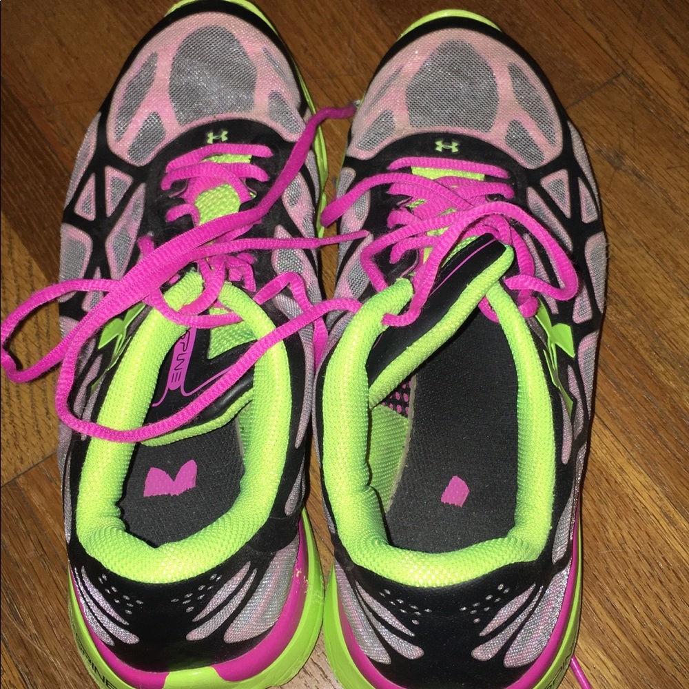 Tennis shoes
