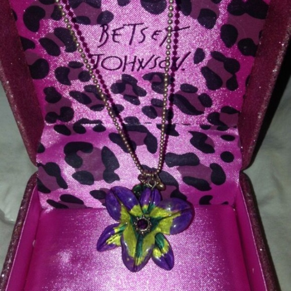 Brand new Betsey Johnson flower necklace