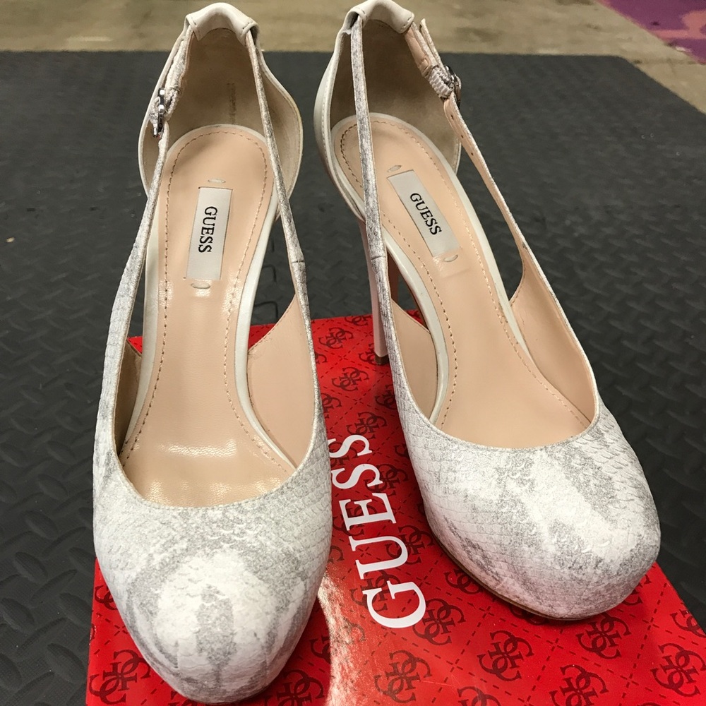 Beige guess pumps