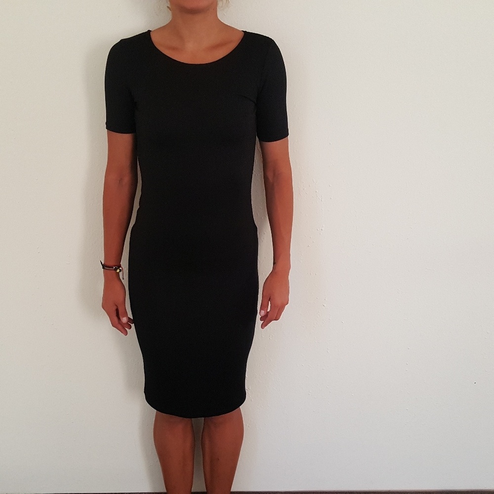 backless short-sleeved dress