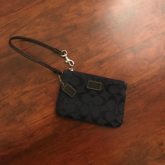 🔑📦MOVING SALE: Coach wristlet - Picture 1 of 2