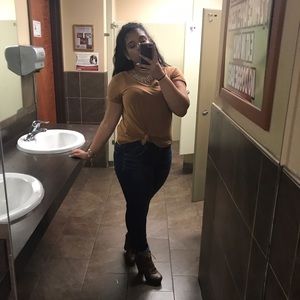 Meet your Posher, Maura