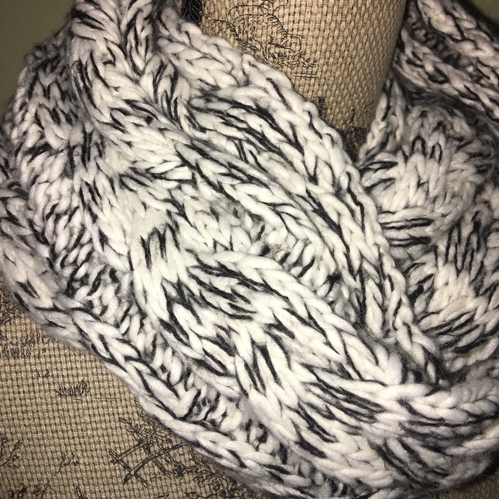 American eagle black and white knit scarf