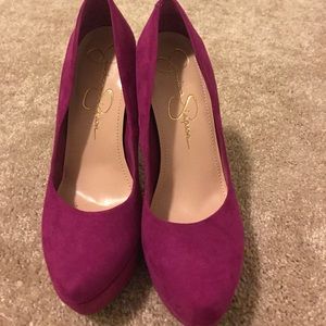 Round toe pumps