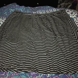 Stretchy black n white skirt