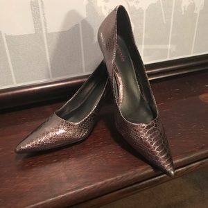 ❤️❤️Pewter Snake Print Pumps❤️❤️
