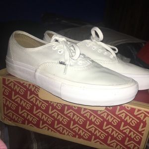 vans authentic white pros