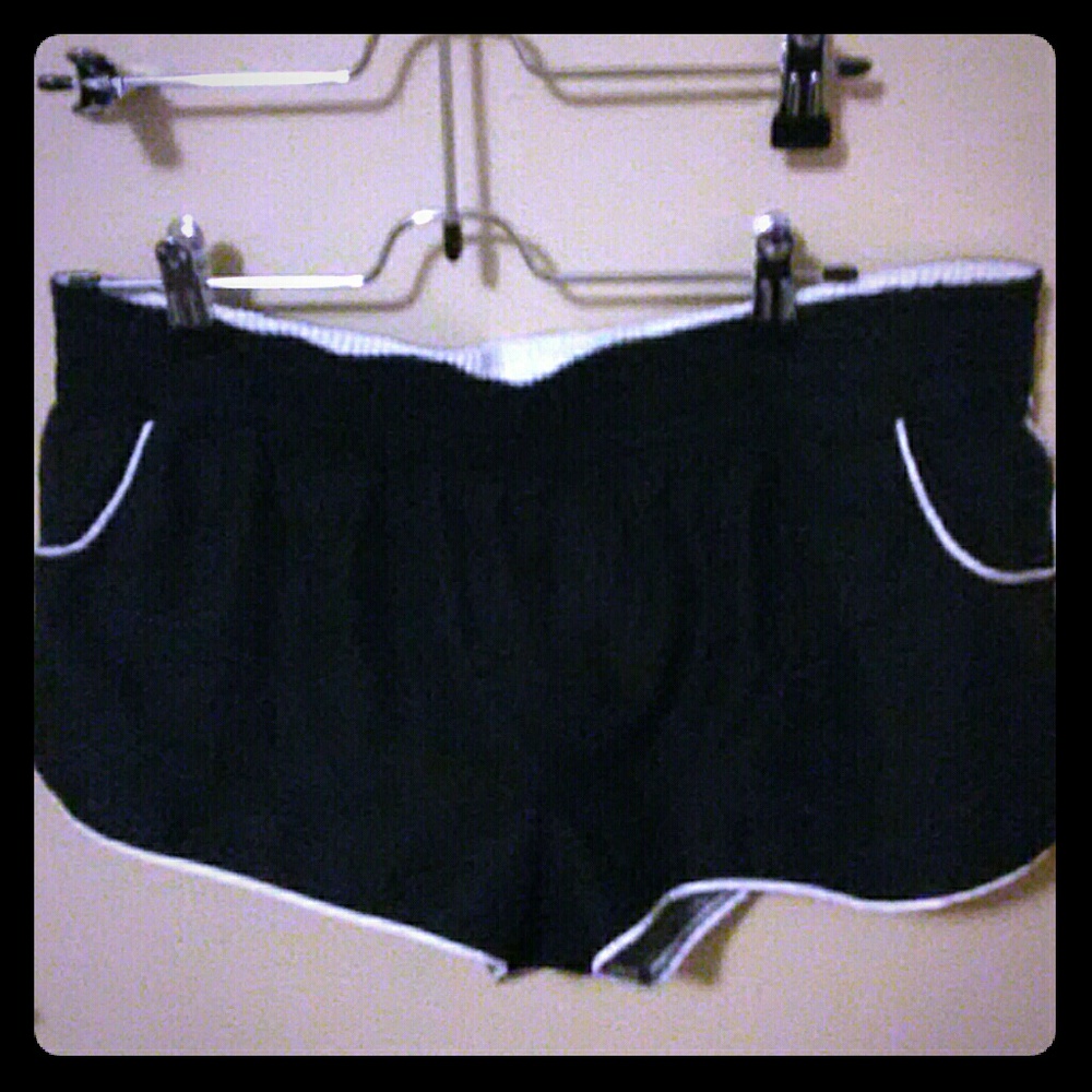 Athletic black and white shorts OP