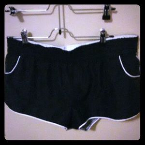 Athletic black and white shorts OP