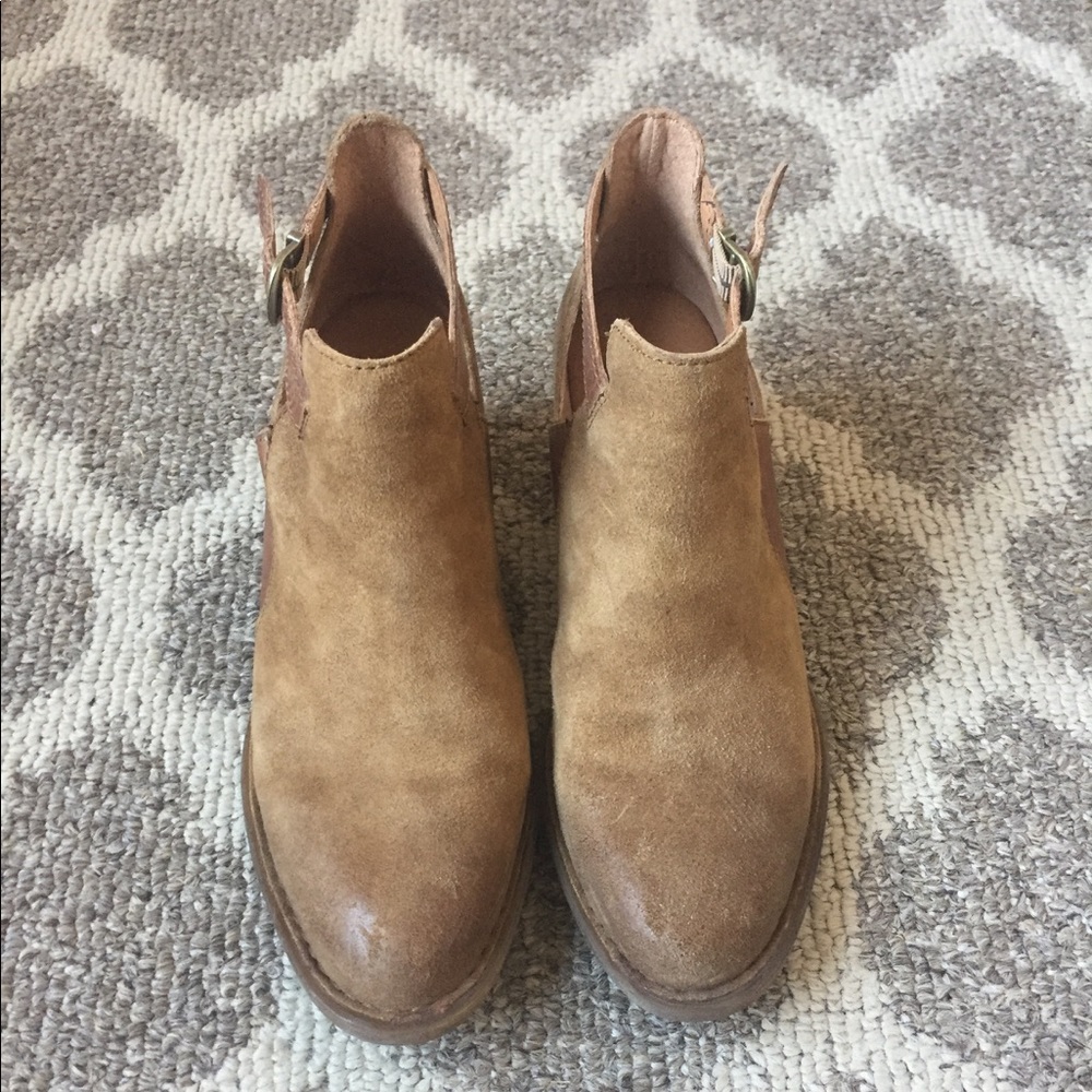 Born Carin Bootie in Brown/Natural