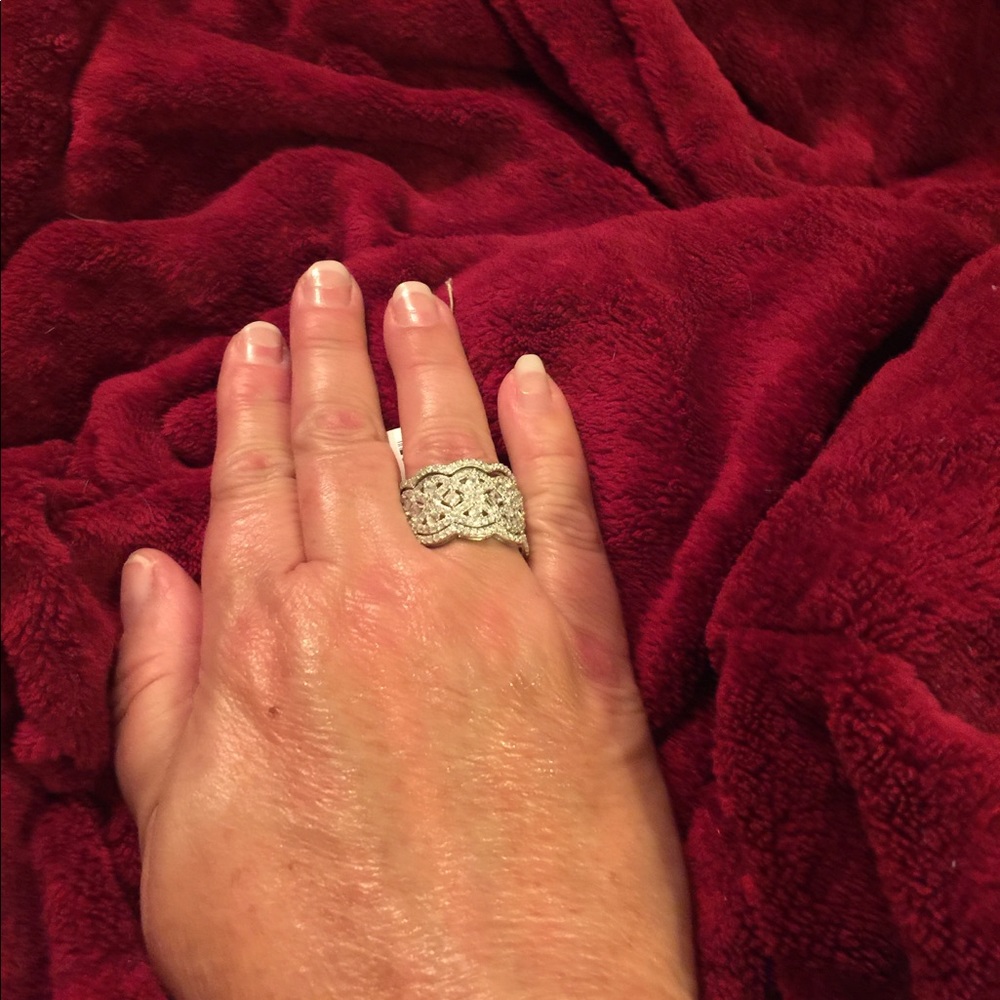 Gorgeous 3 band rings 7.84 ctw. In platineve