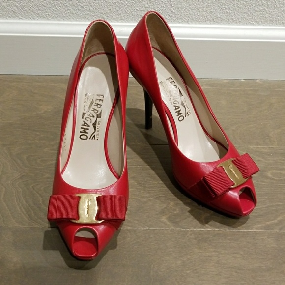 ❌SOLD❌Salvatore Ferregamo Peep Toe Leather Pump - Picture 1 of 4