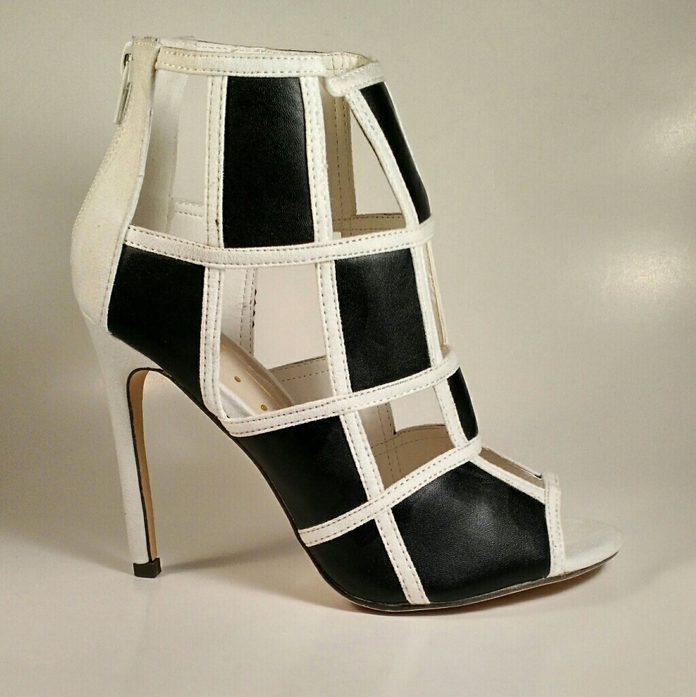 CHECKERBOARD CUT OUT HEELS(NO OFFERS) - Picture 2 of 5