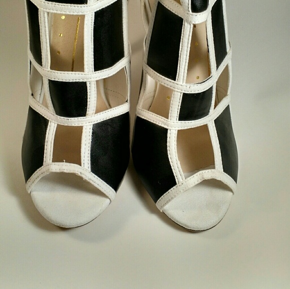 CHECKERBOARD CUT OUT HEELS(NO OFFERS) - Picture 3 of 5