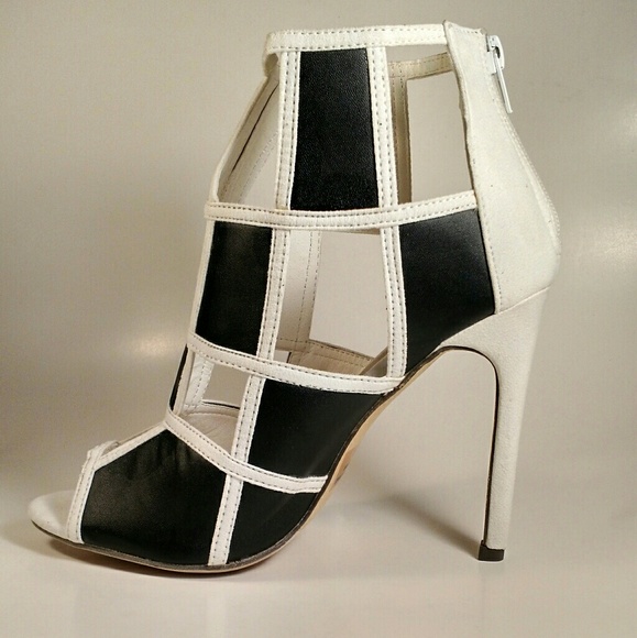 CHECKERBOARD CUT OUT HEELS(NO OFFERS) - Picture 4 of 5