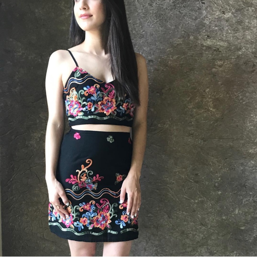 Beautiful 2 piece mini set ! - Picture 2 of 2