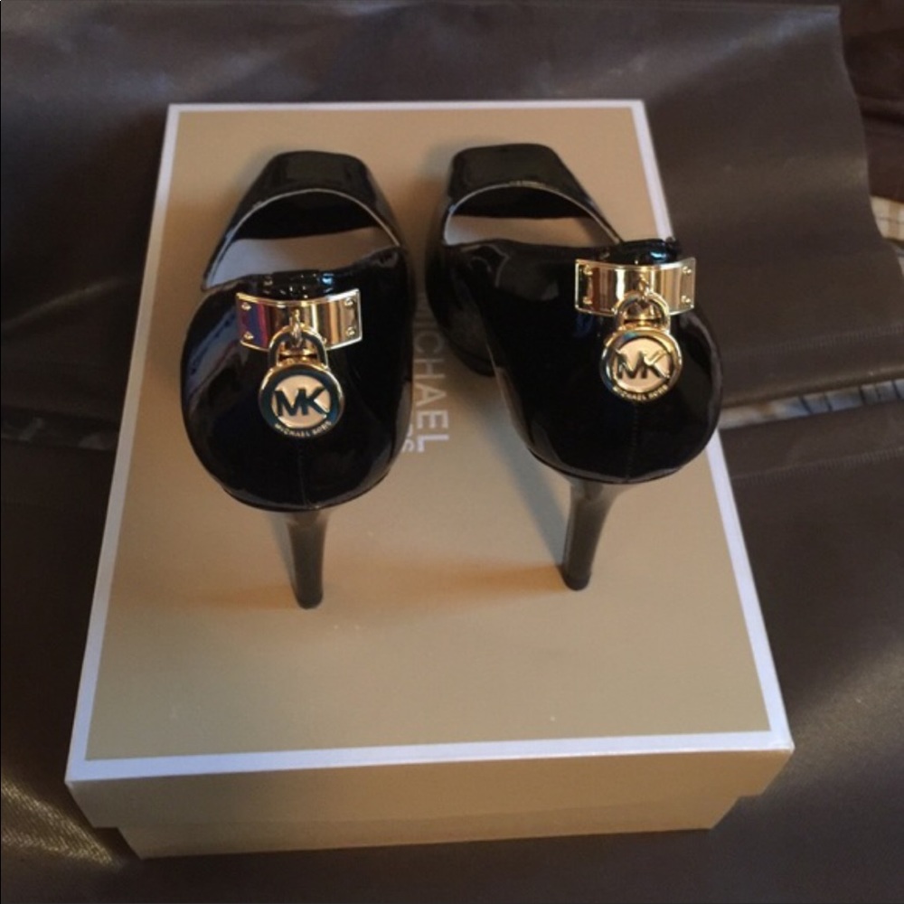 Micheal Kor black pump. Elegant shoe,