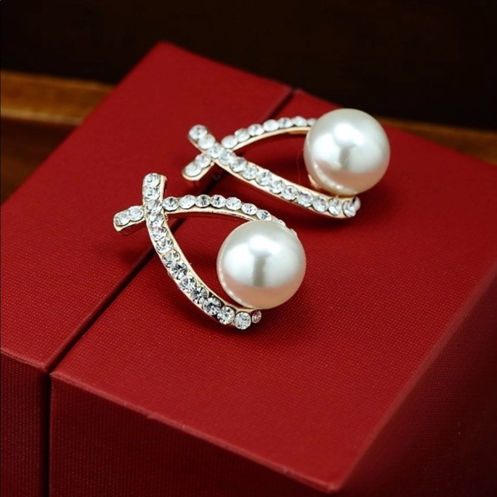Classic Statement Wishbone pearl & CZ  studs