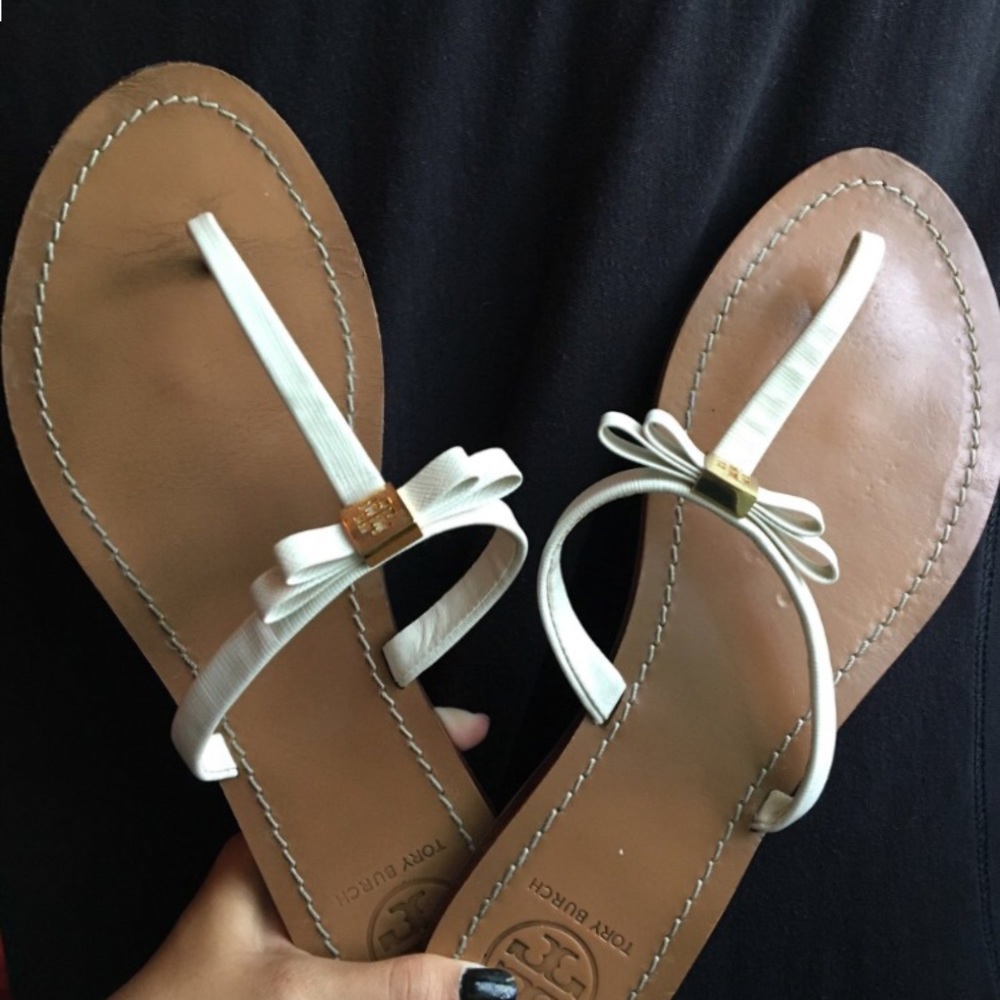 WHITE TSTRAP TORY BURCH SANDALS ✨