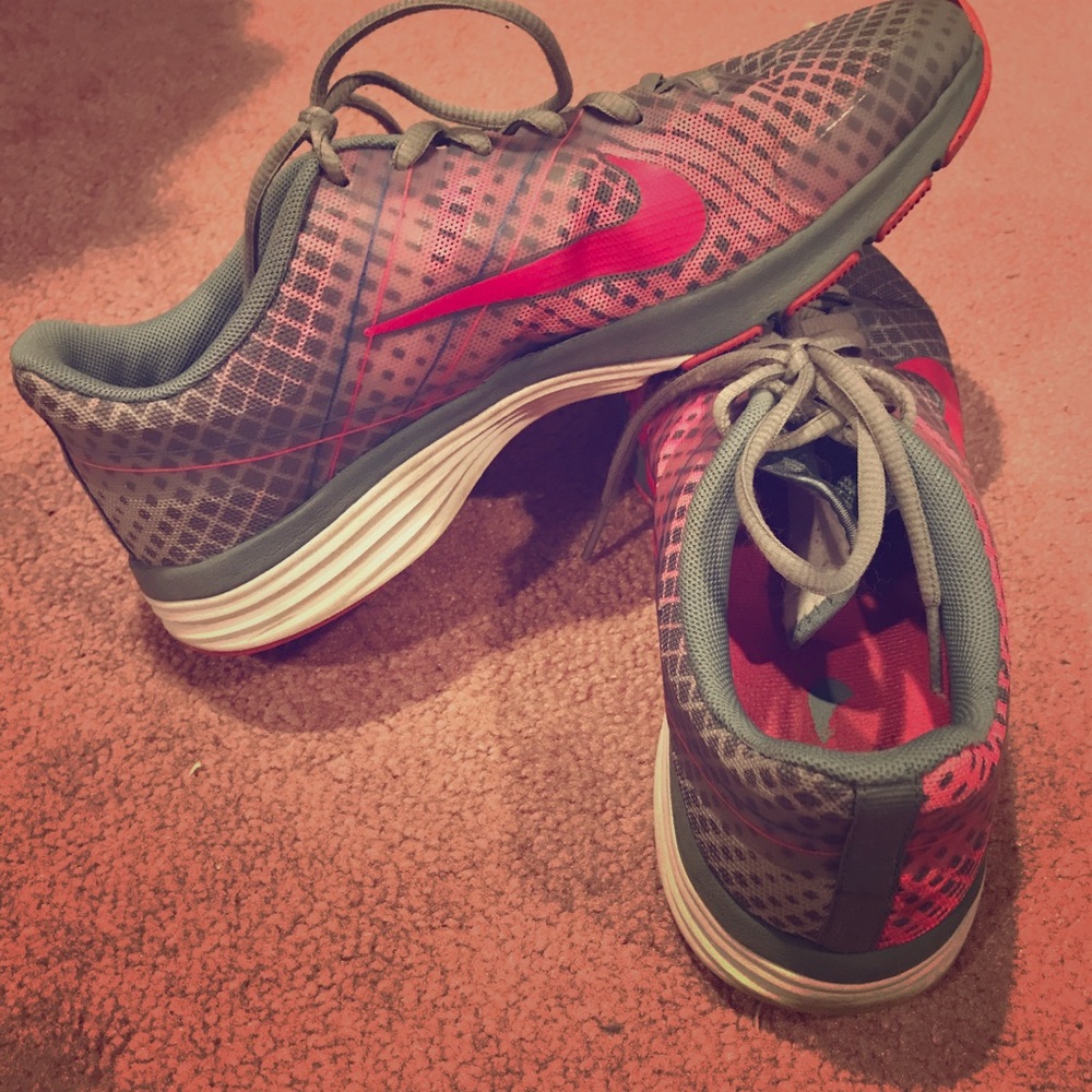 Grey/pink Nike training sneakers
