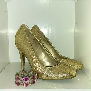Gold sparkly pumps