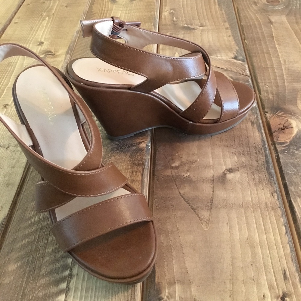Never worn size 6 brown wedges