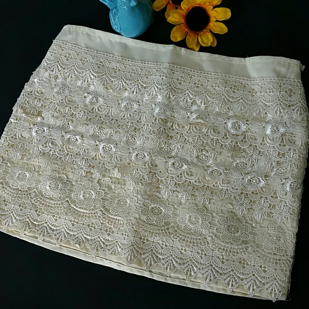 Cream mini skirt layered with lace Sans Souci S