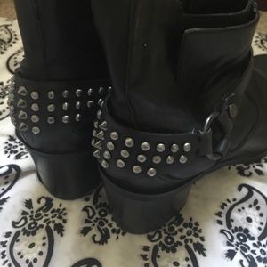 GUESS LEATHER BOOTS