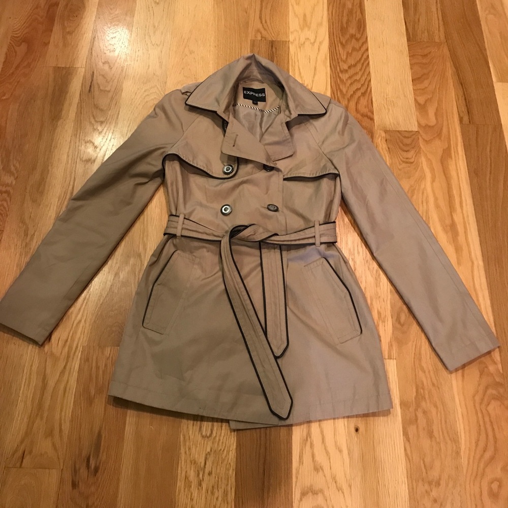 Trench coat with leather piping