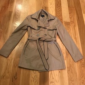 Trench coat with leather piping