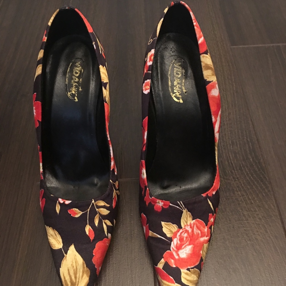 Pointy pumps