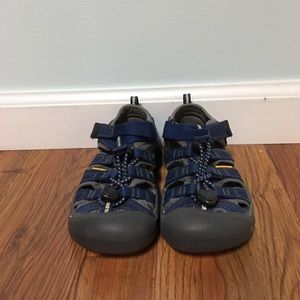Keen kids size 11 waterproof shoes. Never worn.