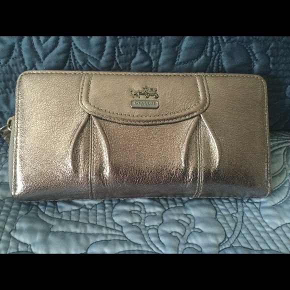 Coach Madison Silver Patent Leather Zip Wallet - Picture 4 of 4