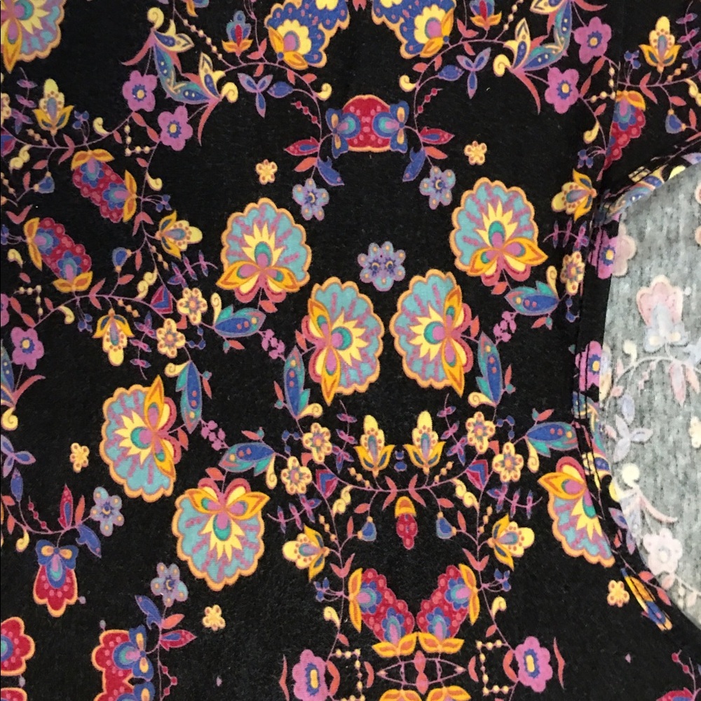 BEAUTIFUL LuLaRoe Classic Tee!!! Steal!!