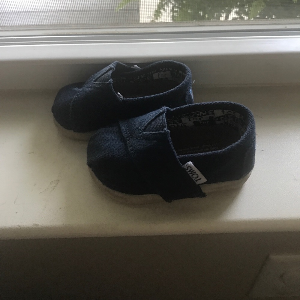 Toms navy infant shoes