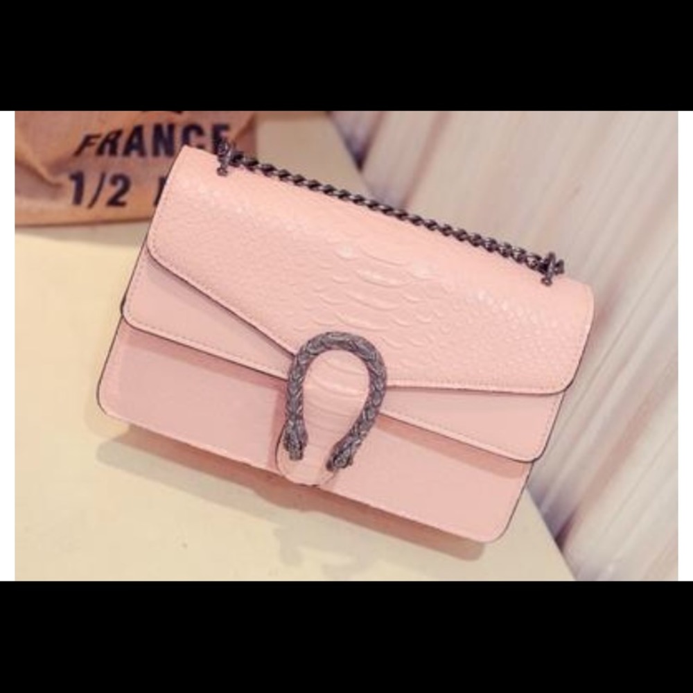 Woman cross body chain bag