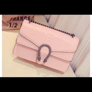 Woman cross body chain bag