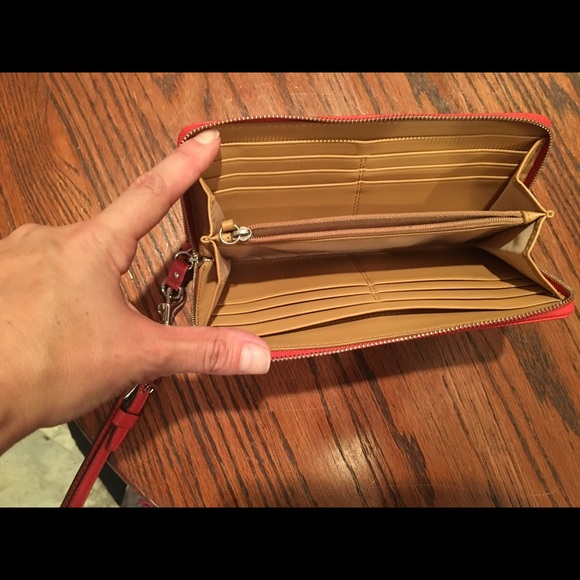 Coach wallet (clutch/wristlet). - Picture 2 of 3