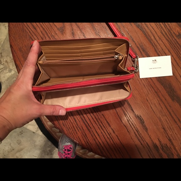 Coach wallet (clutch/wristlet). - Picture 3 of 3