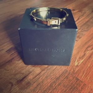 MICHAEL KORS Studded Buckle Bracelet (Gold)