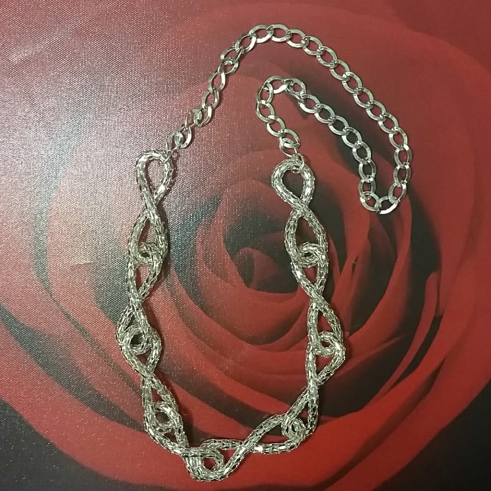 Figure 8 Chain link Fashion Necklace