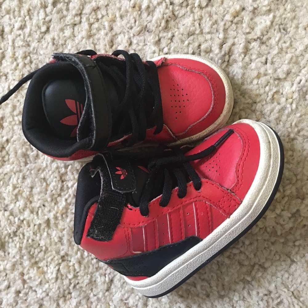 Preowned adidas high tops 5C