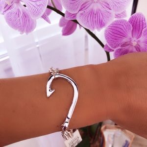 ✨NEW✨ Barneys New York Silver Hook Bracelet