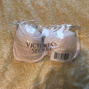 * NWT* Victoria's Secret bra