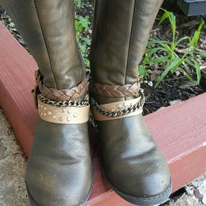 Super trendy girls boots with chain accents