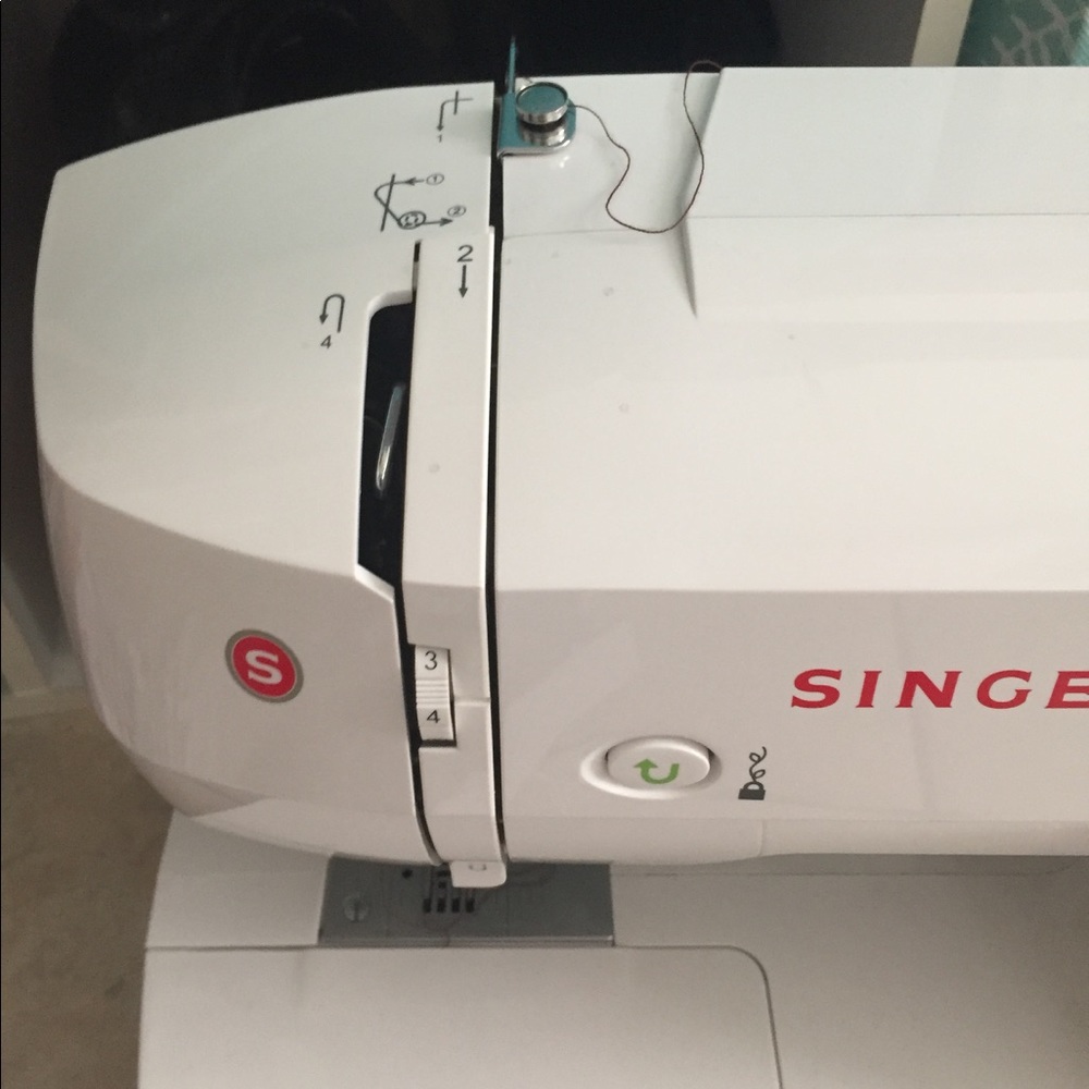 Singer sewing machine - Picture 4 of 4